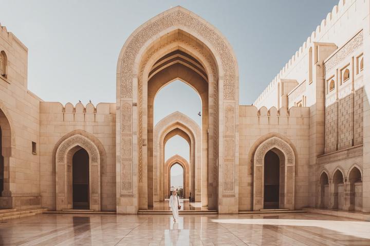 Oman — ruige bergen, eindeloze woestijnen & paradijselijke stranden