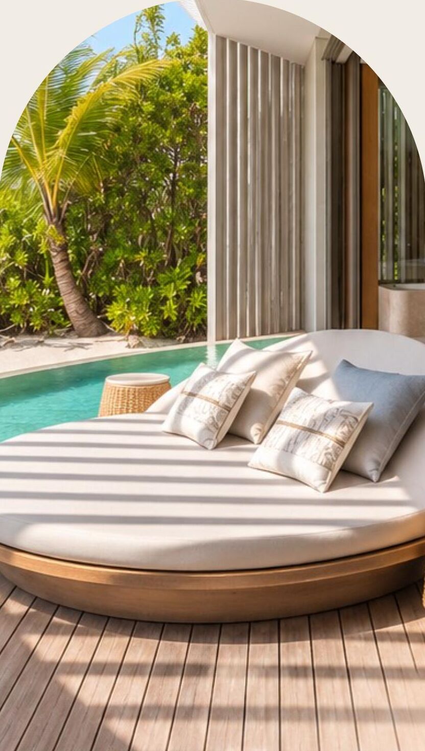 Luxe daybed bij een privézwembad